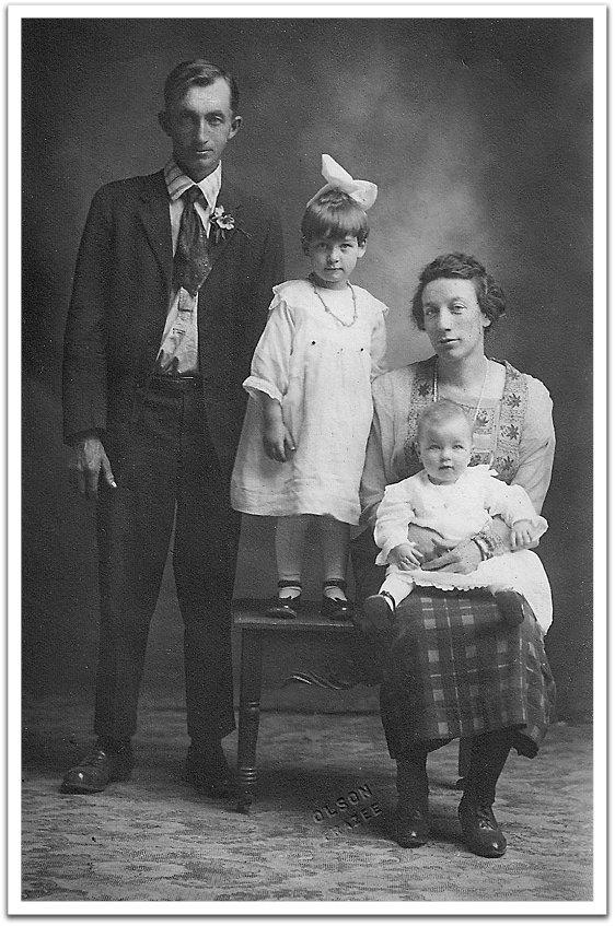 George, Leona, Maggie, and Helen Reitter in 1922.