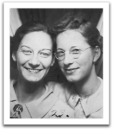 Leona & Helen Reitter, photobooth, 1937.