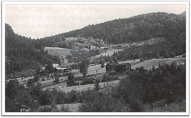 Vodden farm, photo date unknown, as it appeared in a history of Valle Kommune, Volume VI, published in 1987. The accompanying text says, “This farm is on the east side of Lislia, around 400 meters in a straight line east of Rygnestadvegen where the (public road) highway 12 takes off at Flateland. Only a hay barn is left—the house is in Bykle.”