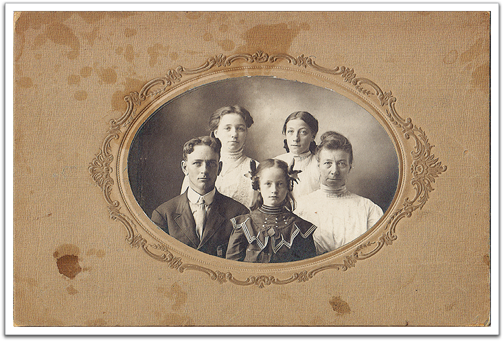 L-R: Nick, Mayme, Lena, Maggie, mother Lena Huff, about 1909.